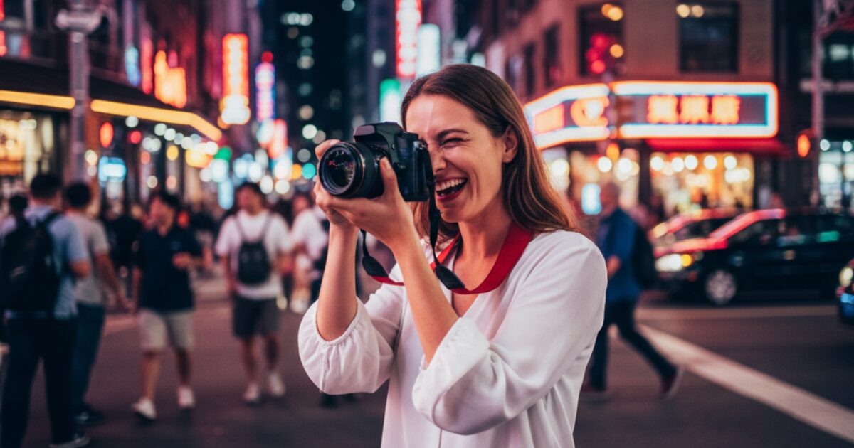 デジタルミラーレス一眼カメラで夜景を撮影している女性